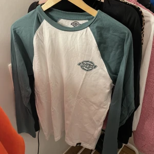 Säljer dickies tröja  - Säljer nu min dickies tröja för att den inte kommer till användning längre, använd några gånger, fint skick! 💗