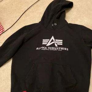 Alpha hoodie  - Använd men inga synliga märken eller fläckar. Snöre till luvan är borta Storlek M men är ganska liten 