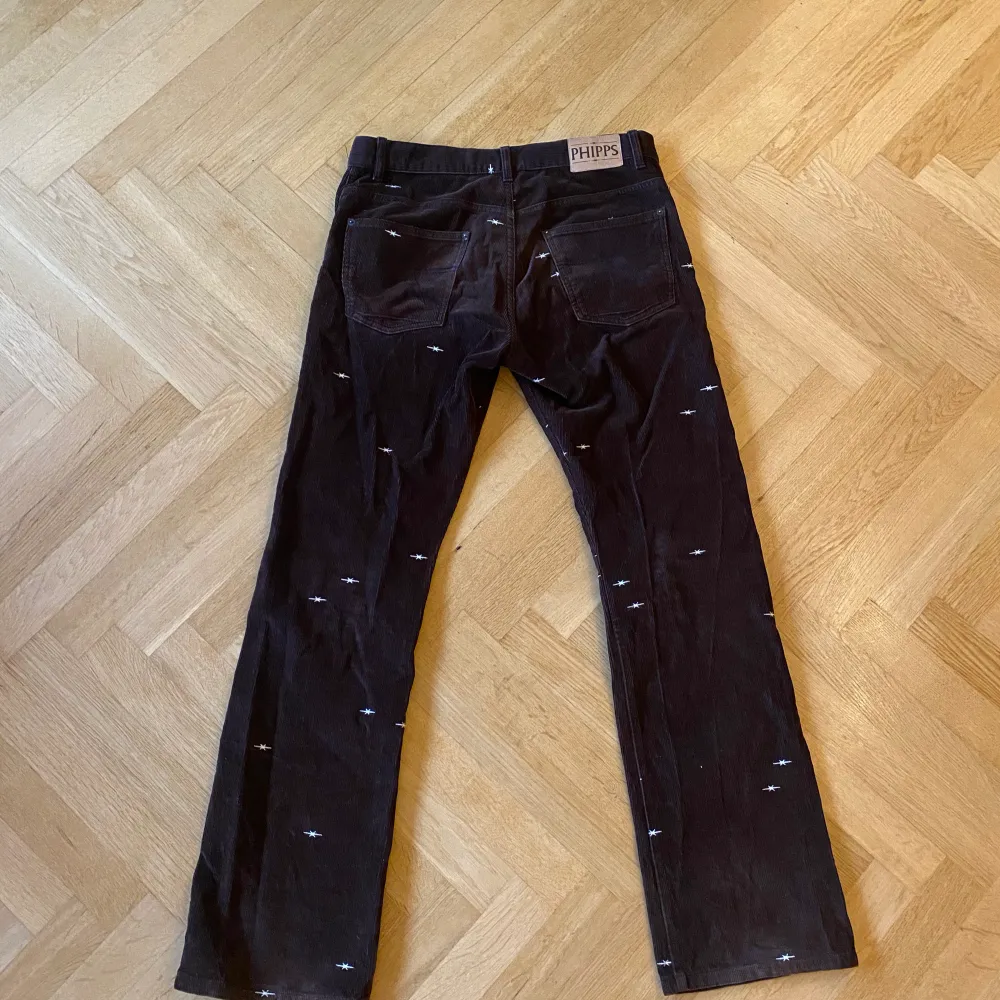 Phipps bootcut cord pants 32 with embroidered stars, bought at VooStore in Berlin.. Jeans & Byxor.