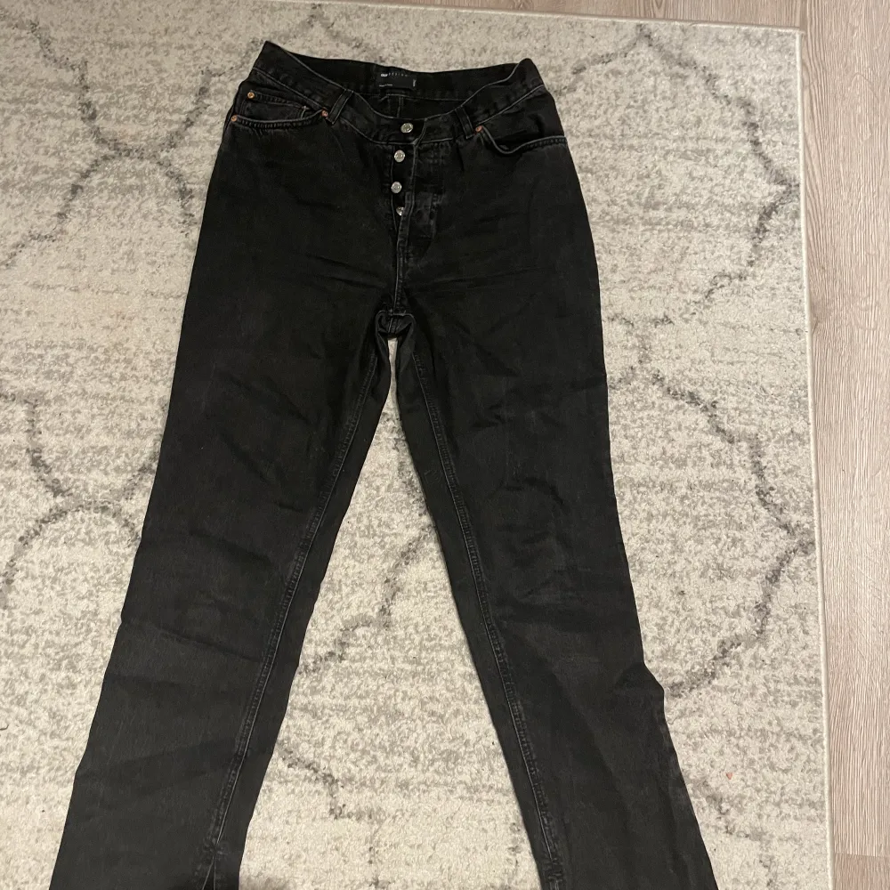 Ett par svarta jeans med slits där nere! Storlek 30/36 tall. Alltså M! . Jeans & Byxor.