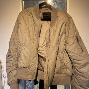Bomberjacka  - Beige bomberjacka från Rut&Cirkle i storlek 40. Mycket sparsamt använd! 💕