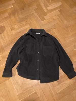 Weekday Kofta - En mysig weekday lofta som ser ut som en skjorta!😌 🤪 Denna har används några gånger men jag har tappat användning för den, så den är i väldigt bra skick!🔥😍 