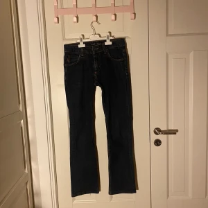 Mörkblå lågmidjade bootcut Beavers jeans - Säljer mina supersnygga och trendiga mörkblå, lågmidjade bootcut jeans från Beavers då de tyvärr blivit för små för mig! Vet ej nypriset men säljer för 100kr! Kontakta mig vid intresse och TRYCK EJ PÅ KÖP DIREKT!😊💕