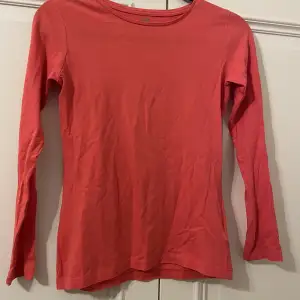 Röd långärmad tröja från h&m i mycket bra skick. Färgen är en något ljusare än vanlig röd. Inga slitningar eller defekter - ser ut som ny.  