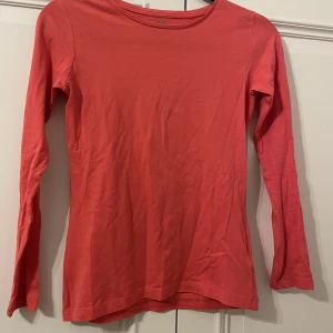 Röda långärmad tröja  - Röd långärmad tröja från h&m i mycket bra skick. Färgen är en något ljusare än vanlig röd. Inga slitningar eller defekter - ser ut som ny.  