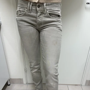 Jeans  - Jeans från cycle! På framsidan ser det ut som att det är en fläck och det är det inte utan de är gjorda så. Det står att de är storlek 31 men passar mig bra som brukar ha 28/27. Ordinarie pris:1200