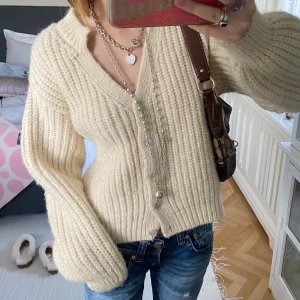 Stickad kofta - Jättevarm och mysig vit kofta🤍🤍🤍Nästan helt oanvänd så i mycket bra skick!