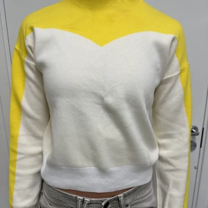 And other stories tröja  - Säljer denna fina tröja från & other stories. Köptes i london för några årsedan men inte kommit till användning. Köptes för: 700kr på rea 