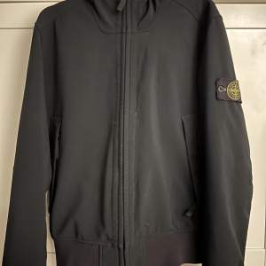 Stone Island soft Shell  (regn, vindjacka) Köpt från highendmarket för 3500kr Skick 7/10 Äkta