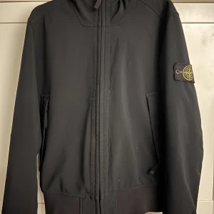 Stone Island soft Shell R jacka - Stone Island soft Shell  (regn, vindjacka) Köpt från highendmarket för 3500kr Skick 7/10 Äkta
