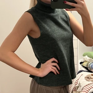 Zara Topp - Grön och skön topp från Zara:)! Väldigt skön:) 120kr+ frakt