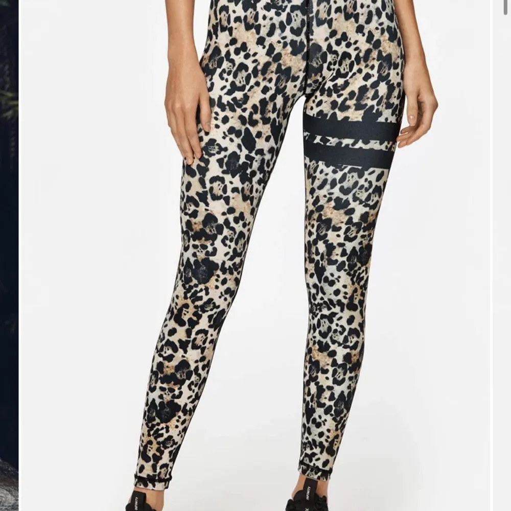 Säljer dessa leopard mönstrade tightsen från stronger🐆 tightsen har två små hål på knät så skriv för närmare bild💞 köparen står för frakten 📦. Jeans & Byxor.