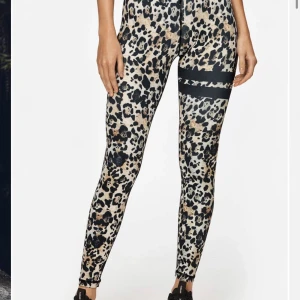 Stronger tights - Säljer dessa leopard mönstrade tightsen från stronger🐆 tightsen har två små hål på knät så skriv för närmare bild💞 köparen står för frakten 📦