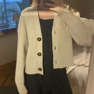 Stickad kofta  - Säljer denna fina stickade kofta från Hm, lite nopprig men har använt den mycket och den är fortfarande fin i kvaliten 🥰 är slutsåld på hemsidan 