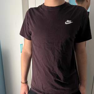säljer denna bruna Nike t-shirt köpt ifrån Junkyard för 250kr✨säljer den pga av har ingen användning av den nån mer🧚🏻den är använd ett fåtal gånger så skicken är väldigt bra‼️passformen är normalt och bra!