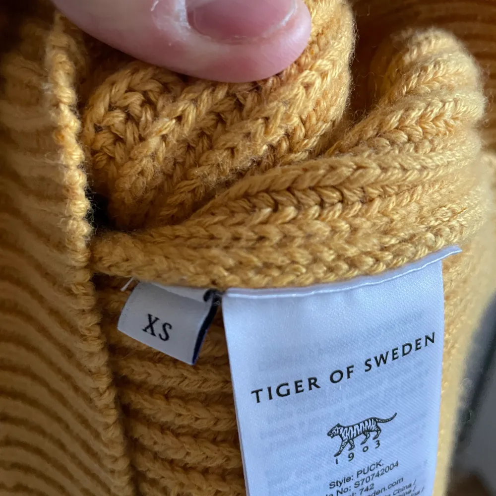 Oanvänd v-ringad stickad tröja från tiger of Sweden i storlek XS. Slutsåld överallt. Köptes in förra året under sommaren men inte använd sen dess. Nypris 2400kr. Kan användas till både tjej och kille. Använd ej köp nu!. Tröjor & Koftor.