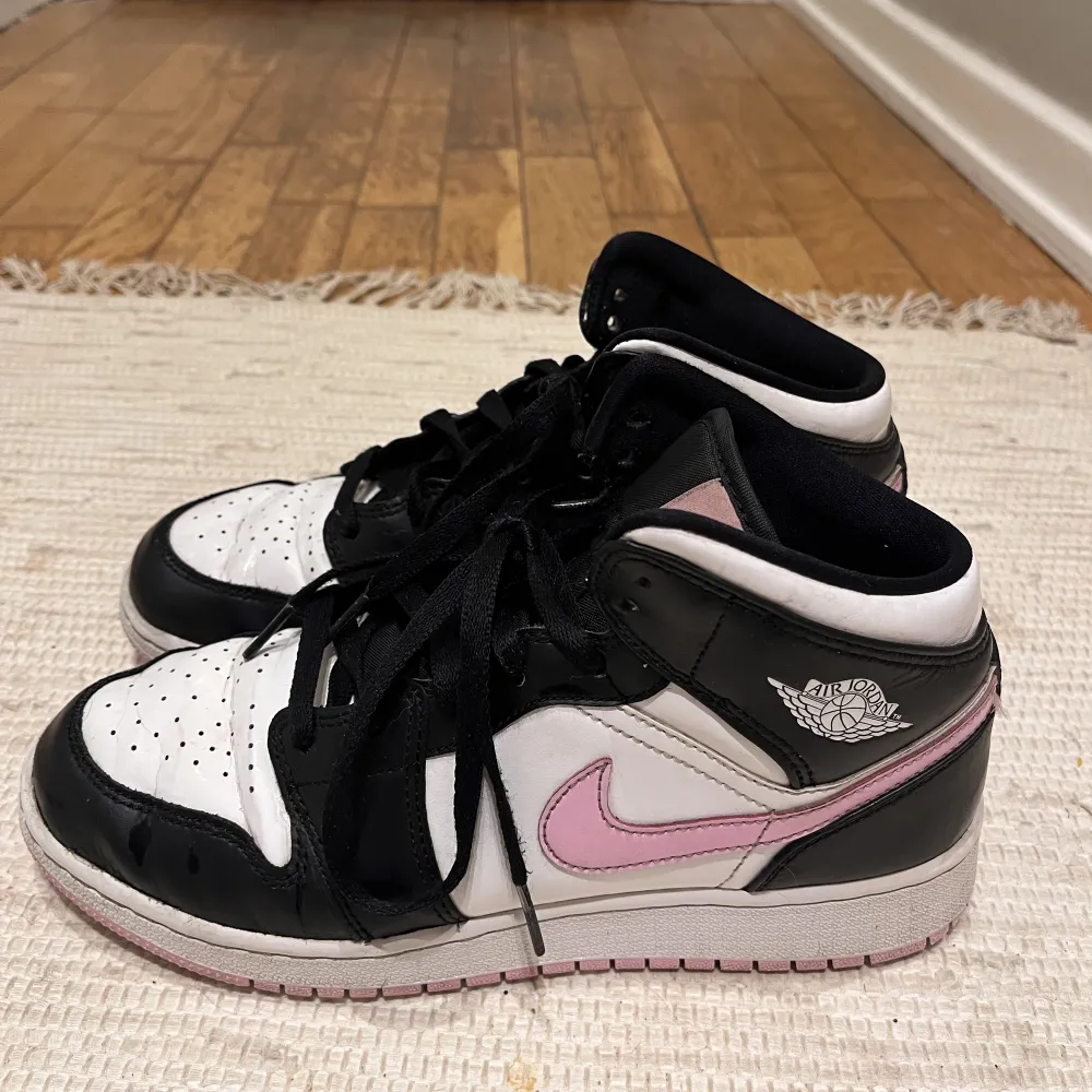 Säljer mina Nike air jordan 1 mid i storlek 40. Skorna är i använt skick. Hämtas i Abrahamsberg i Stockholm, alternativt kan jag mötas upp centralt i Stockholm. Vid frakt betalar köparen hela frakten.. Skor.