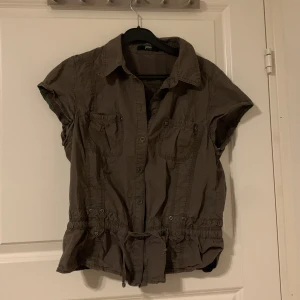 Grön topp - Grön topp. Storlek 40 men passar mig med S också, beror på vilken passform man vill ha