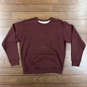 Vintage Champion Sweatshirt - Snygg Champion sweatshirt i storlek L!   Använd gärna köp nu! Vinröd/brun färg!