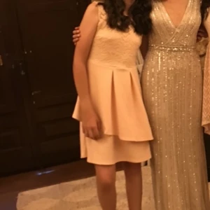 Barnklänning  - Fin klänning till barn. Passar perfekt till finare tillställningar och kalas! Använd men i gott skick!