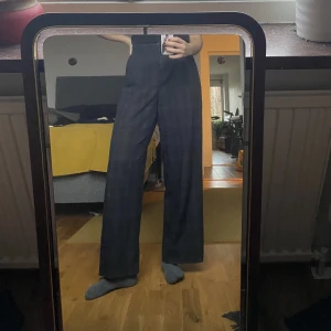 Kostymbyxor rutiga  - Grå svart rutiga kostymbyxor från monki, köpta för några år sedan men väldigt bra skick! Lite utsvängda, väldigt bekväma 