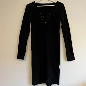 Svartklänning  - Fin svart klänning från Seven Sisters. 