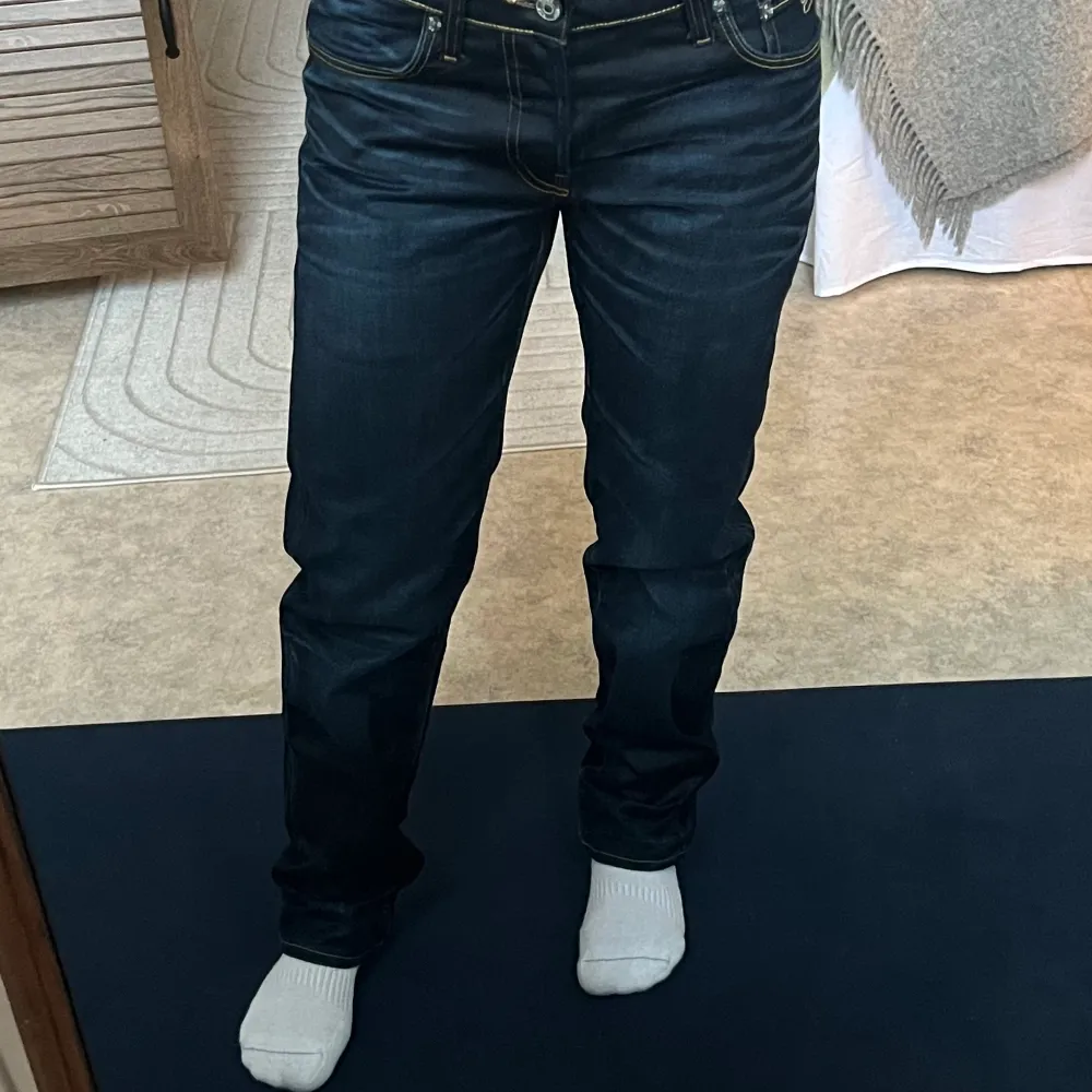 G-star jeans 3301. Aldrig använt.  Cool blå tvätt och ganska låga i midjan.  Storlek 29/34 - passar en 27/28 skulle jag säga.  Midja: 37cm Benlängd: 75cm. Jeans & Byxor.