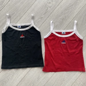 Linnen - Säljer 2 linnen. Likadana i olika färger. Passar S. Fint skick, köpare står för frakt och priset är för båda💗