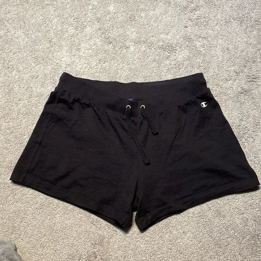 Svarta mjukis shorts från champion. Shortsen är i storlek L men sitter som S eller M. . Shorts.