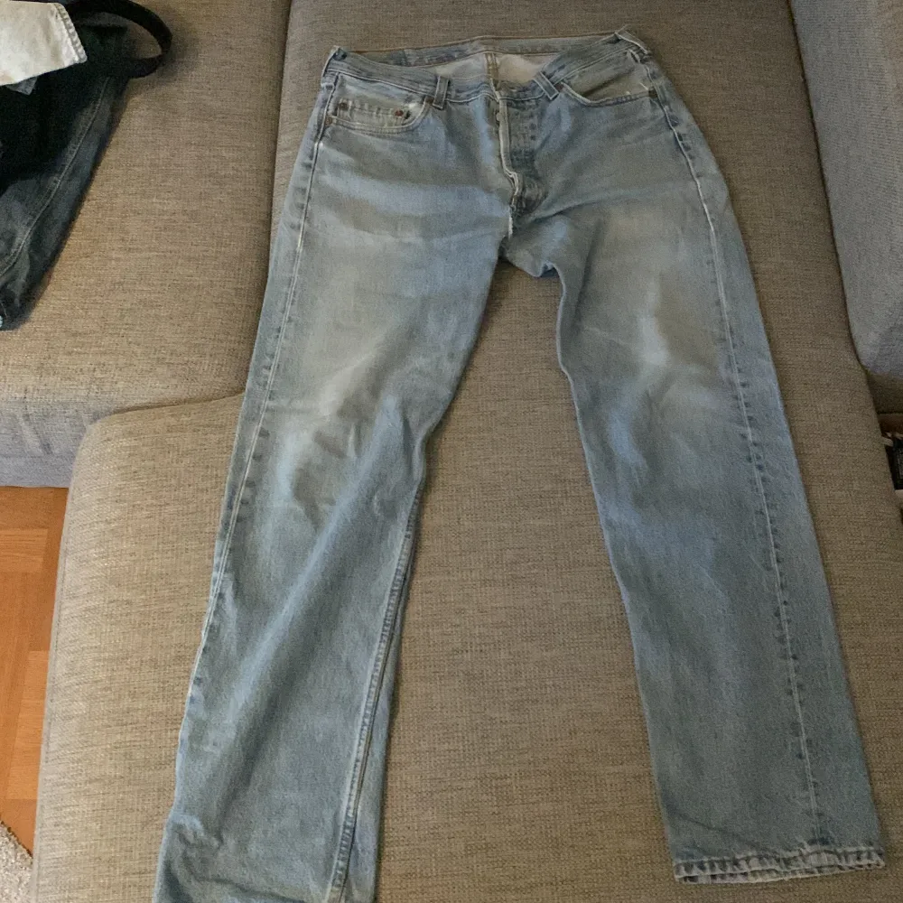 Ett par 501 som tyvärr har gått sönder i grenen. Borde inte vara speciellt svårt att laga dock. Jeans & Byxor.