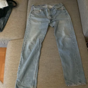 Levis 501 - Ett par 501 som tyvärr har gått sönder i grenen. Borde inte vara speciellt svårt att laga dock