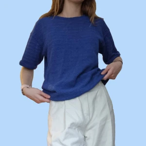 Stickad Tshirt - Superskön tshirt från Zara i tyngre liye stickat tyg. Tröjan är i storlek L men är inte superlång så passar för personer med mindre storlekar också. Jag på bilden har vanligtvis storlek S och är 170cm lång. Köparen står för frakten men kan öven mötas upp 