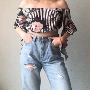 Croppad topp - Mönstring croppad tröja. Bara använt några gånger. Snygg till högmidjande byxor.