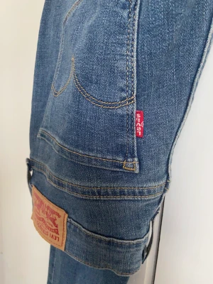 Levis jeans - Levis jeans, nypris 1000kr. Jättesnygg passform, men kommer tyvärr inte till användning. Använd 2-3 gånger.