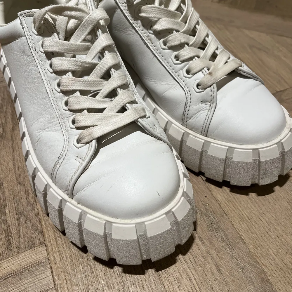 Säljer mina eytys odessa sneakers i vitt skinn😍🤍Har bara använt ett par gånger, men får tyvärr för mycket skavsår så måste göra mig av med dom😭 Har tyvärr inte tillgång till skorna nu men vid intresse kan jag självklart skicka fler bilder💖. Skor.