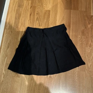 Svart kjol - Bara att skriva om fler bilder eller mått önskas ☺️