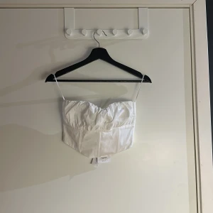 Vit korsetopp  - Aldrig använd. Bara att skriva om fler bilder eller mått önskas ☺️