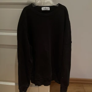Stone island tröja  - Säljer denna stone island tröja utan badge. Junior 14 years. Den är i bra skick. Inte använd mycket.
