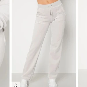 Juicy Couture Byxor - Juicy Couture byxor i färgen Quiet Grey💕