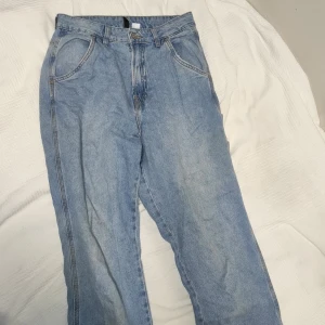 Ljusblå jeans  - Jeans "snickarbyx" modell. Tajtare upptill, lösare nertill . Storlek 36. Knappt använda. Jag är 1,72 lång. Lite små i storleken därför säljs dom 