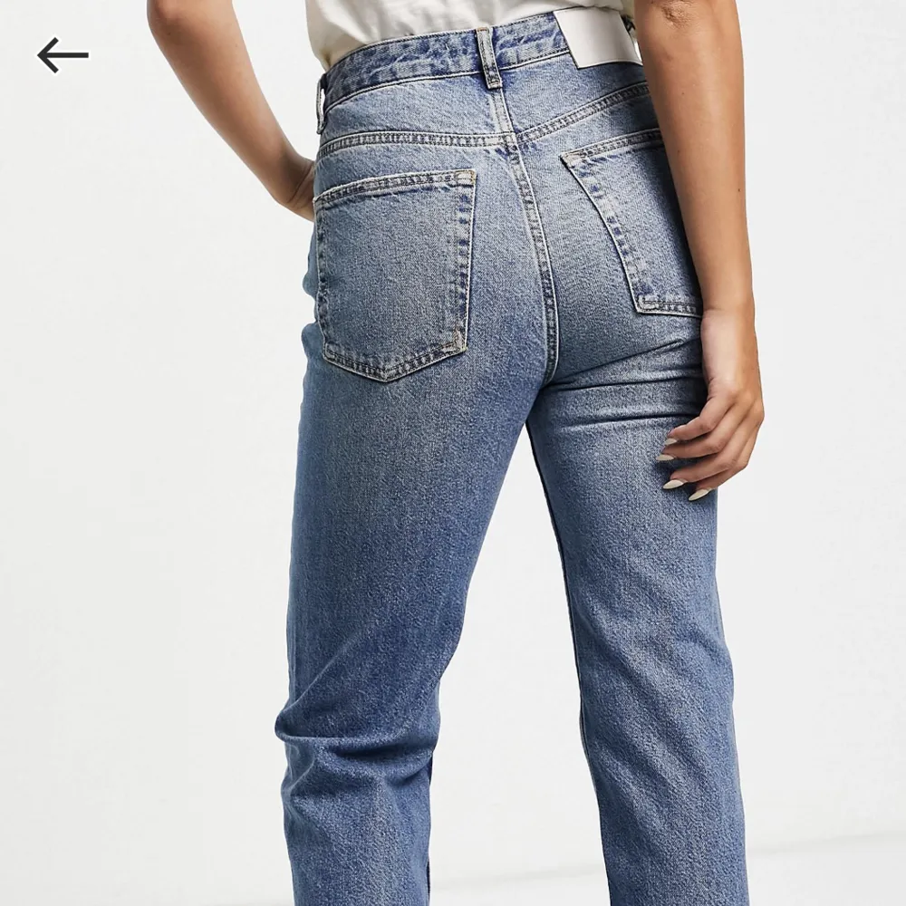 Ljusblå jeans med slits nertill från Pull&bear, använda ett fåtal gånger men kommer i fint skick. Är i storlek 38 och sitter som en S/, dem är även långa i benen 💙. Jeans & Byxor.
