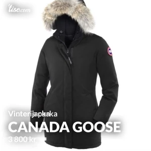 Canada goose  - Canada goose dam vinterjacka. Använd under två vintrar och speciell unik vit/beige päls. Storlek S jag säljer eftersom har en ny jacka. OBS. Ena fickan är sönder men det går att fixa hos en skräddare. 