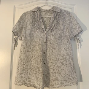 Vitblommig blus - Skön, luftig blus! Perfekt om sommaren ☀️ Pris är förhandlingsbart