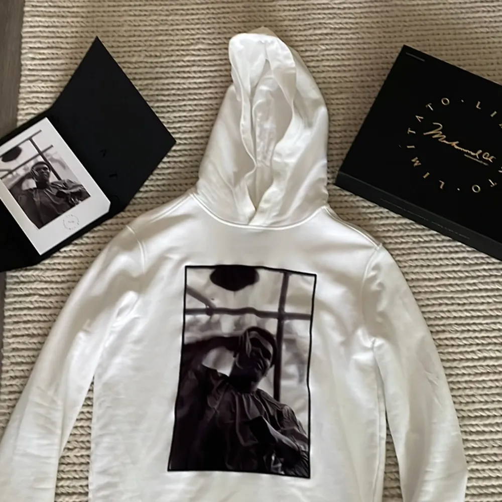 Nypris 3000 Köpt i februari och är använd väldigt få gånger Säljer tröjan då den har blivit lite för liten Limited edition nummer 212/500 Allt på bilden ingår. Hoodies.