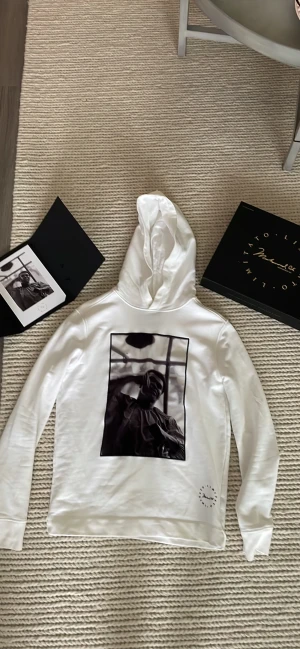 Limitato hoodie storlek M - Nypris 3000 Köpt i februari och är använd väldigt få gånger Säljer tröjan då den har blivit lite för liten Limited edition nummer 212/500 Allt på bilden ingår