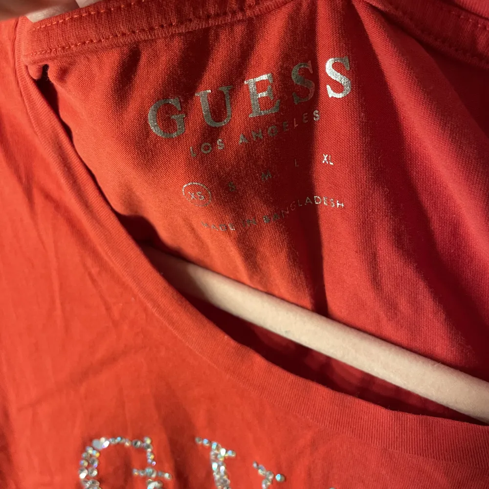 Säljer nu min röda guess T-shirt för att den inte kommer till användning tyvärr, använd nån gång bara, fint skick! 💗. T-shirts.