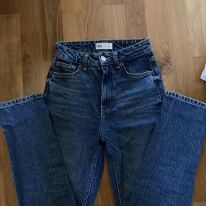 Blåa jeans - Blåa jeans från Zara i storlek 32. Sparsamt använda och i fint skick.