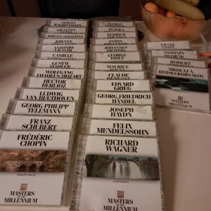 För er som gillar Klassisk musik! - Här har jag 30 st Cd-skivor med olika kända Klassiska Artister så som Chopin, Brahms,Mendelson m.m. 15 kr/st, eller alla 30 i ett paketpris 350 kr. För mer info Skriv 👌