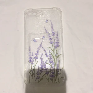 Mobilskal - Jag säljer detta somriga mobil skal pga fel storlek. Mobilskalet har en korthållare och är helt genomskinligt. Aldrig använt🌸