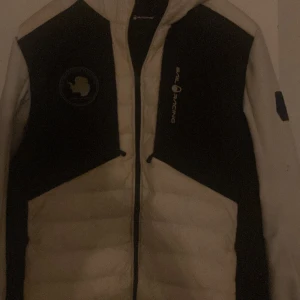 Sail racing jacka i storlek M  - Sailracing jacka i storlek M litet märke vid vänster sida. Säljer den snabbt och för billigt pris.